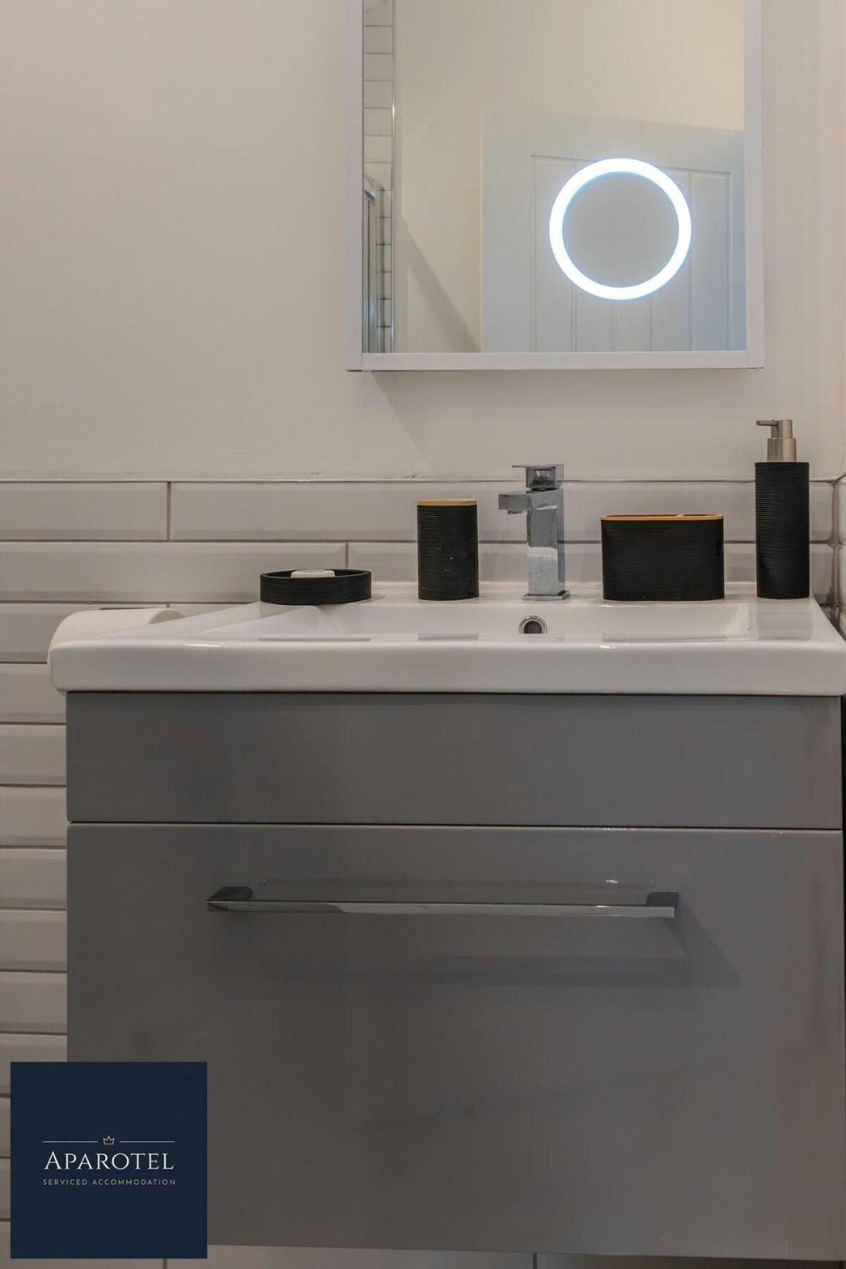 Aparotel Serviced Apartments - Stonehenge, Amesbury Town Centre Δωμάτιο φωτογραφία